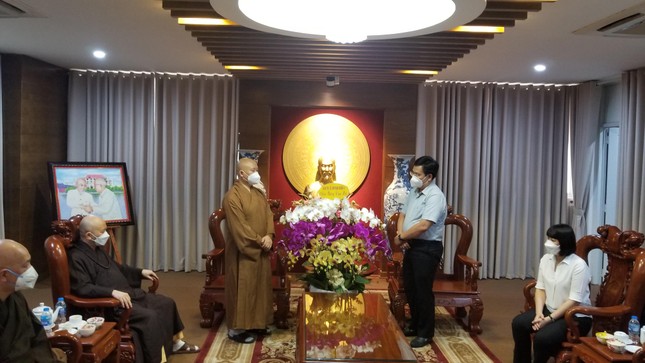 Ông Lê Tấn Hòa vui mừng đón tiếp đoàn