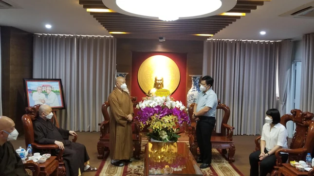 Ông Lê Tấn Hòa vui mừng đón tiếp đoàn Ông Lê Tấn Hòa vui mừng đón tiếp đoàn