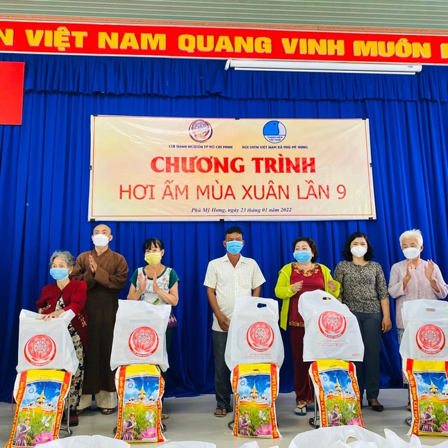 Đại đức Thích Thiện Nghĩa, Chủ nhiệm Câu lạc bộ Hạnh Nguyện trao quà tại xã Phú Mỹ Hưng, huyện Củ Chi