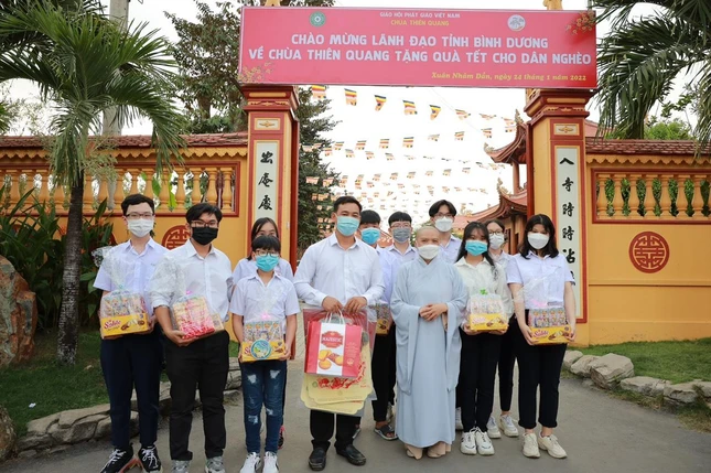 Tặng quà cho trẻ em nghèo đón Tết