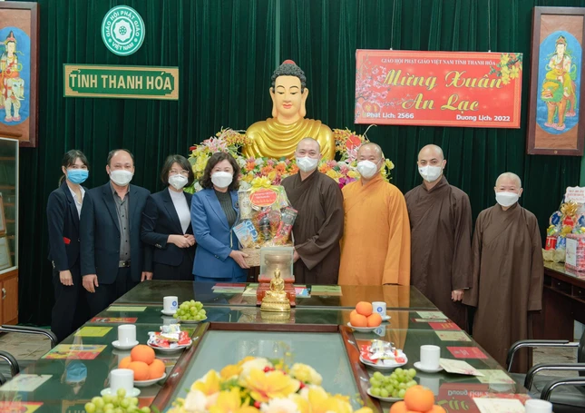 Bà Lê Thị Huyền, Phó Chủ tịch Ủy ban MTTQVN tỉnh Thanh Hóa tặng quà chúc Tết