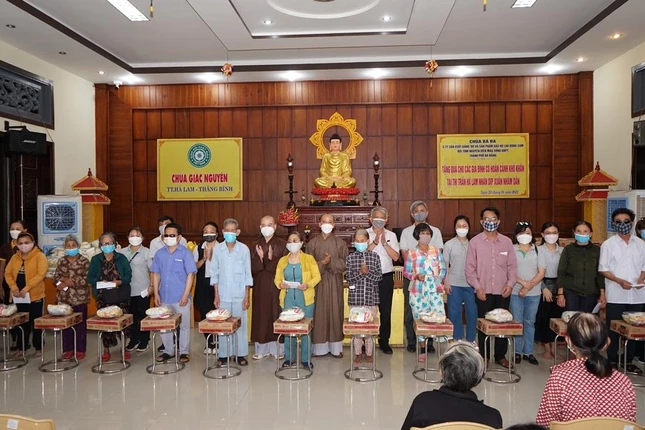 Chùa Bà Đa trao tặng 150 suất quà Tết tại thị trấn Hà Lam, huyện Thăng Bình, tỉnh Quảng Nam