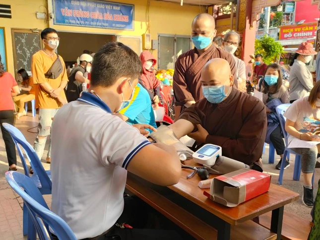 Chư Tăng tham gia hiến máu