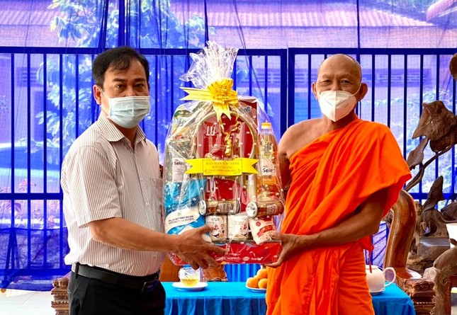 Hòa thượng Danh Đổng, Chủ tịch Hội Đoàn kết Sư sãi yêu nước tỉnh Kiên Giang nhận quà chúc mừng năm mới của Ban Dân tộc tỉnh Hòa thượng Danh Đổng, Chủ tịch Hội Đoàn kết Sư sãi yêu nước tỉnh Kiên Giang nhận quà chúc mừng năm mới của Ban Dân tộc tỉnh