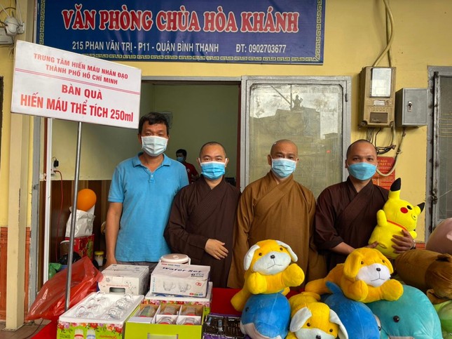 Những phần quà được chuẩn bị để trao tặng cho tất cả mọi người tham gia hiến máu Những phần quà được chuẩn bị để trao tặng cho tất cả mọi người tham gia hiến máu