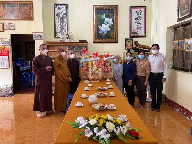 Đoàn lãnh đạo huyện Cần Giờ chúc Tết Ban Trị sự Phật giáo huyện tại chùa Hải Đức Đoàn lãnh đạo huyện Cần Giờ chúc Tết Ban Trị sự Phật giáo huyện tại chùa Hải Đức