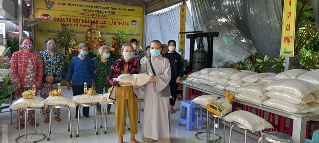 Sư cô Thích nữ Tâm Thường, trụ trì chùa Quan Âm trao quà đến các hộ khó khăn