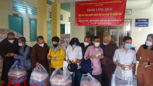 Tặng quà cho Hội nạn nhân chất độc da cam và người mù tại Hội trường UBND huyện Củ Chi - Ảnh: Trương Hoàng Giang