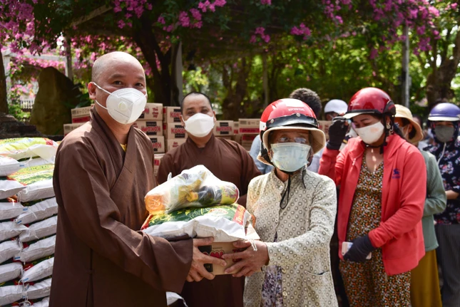 Trao quà đến người dân