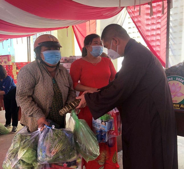 Đại đức Thích Nguyên Nguyệt, trụ trì chùa Phổ Đà trao quà cho người nghèo