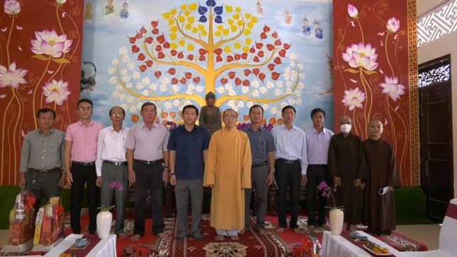 Lãnh đạo huyện Tam Nông thăm, chúc mừng năm mới đến Ban Trị sự Phật giáo huyện tại chùa Quê Hương