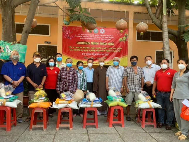 Thượng tọa Thích Thiện Quý cùng chính quyền địa phương trong buổi phát quà Tết