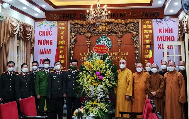Đoàn lãnh đạo Công an TP.Hà Nội tặng hoa chúc mừng năm mới đến GHPGVN Đoàn lãnh đạo Công an TP.Hà Nội tặng hoa chúc mừng năm mới đến GHPGVN