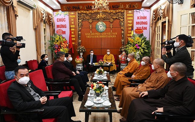 Hòa thượng Thích Thanh Nhiễu, Phó Chủ tịch Thường trực Hội đồng Trị sự GHPGVN cùng chư tôn đức trong Hội đồng Trị sự GHPGVN tiếp đón phái đoàn