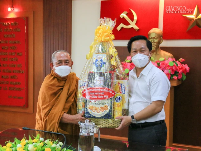 Ông Hoàng Tùng, Chủ tịch UBND TP.Thủ Đức nhận quà chúc mừng năm mới từ Ban Trị sự Phật giáo TP.Thủ Đức