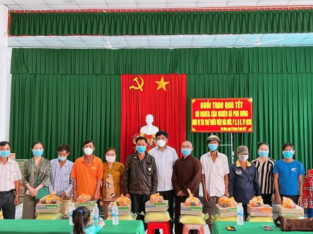 Đại đức Thích Trung Minh trong buổi phát quà đến người dân