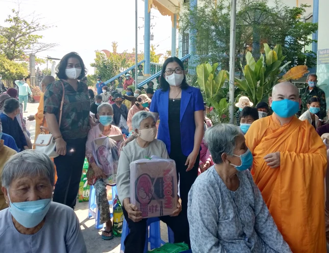 Ni sư Thích nữ Viên Liên và Chủ tịch Ủy ban MTTQVN tỉnh Bình Thuận tặng quà cho người nghèo vui xuân, đón tết