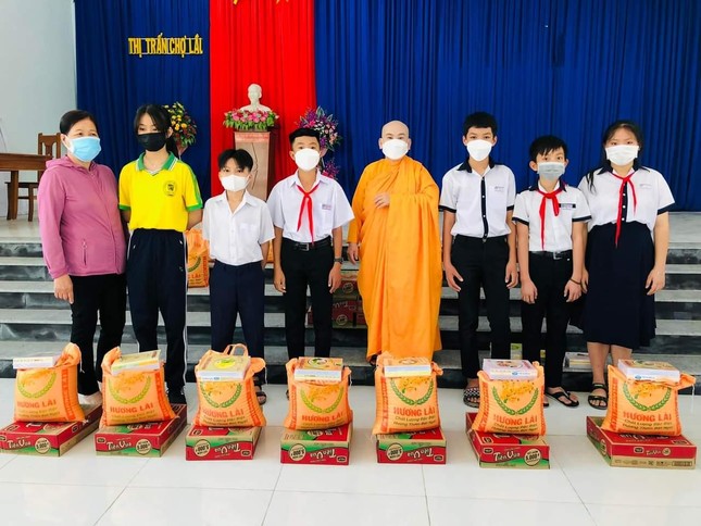 Ni sư Thích nữ Viên Liên tặng quà đến học sinh nghèo
