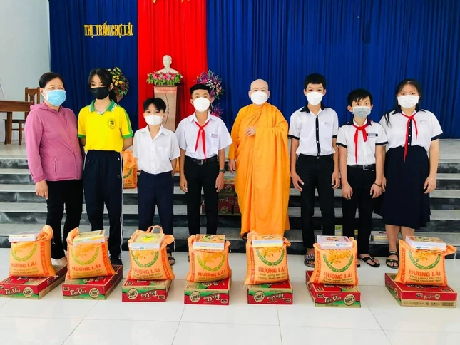 Ni sư Thích nữ Viên Liên tặng quà đến học sinh nghèo