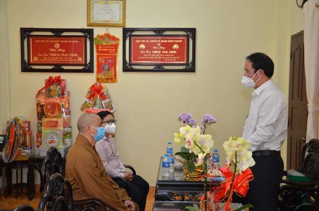 Ông Nguyễn Thành Trung chúc Tết đến Thượng tọa Thích Tâm Chơn