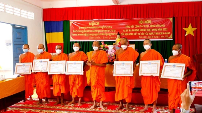 Tặng Bằng tán dương công đức cho tập thể, cá nhân xuất sắc Tặng Bằng tán dương công đức cho tập thể, cá nhân xuất sắc