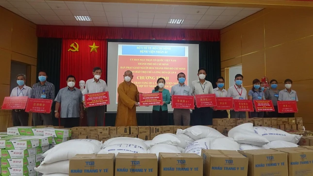 Thượng tọa Thích Huệ Công trao bảng tượng trưng số tiền đến y bác sĩ Bệnh viện Nhân Ái