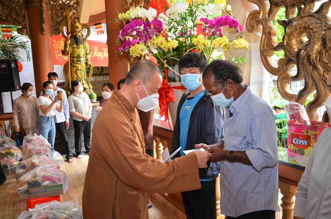 Thượng tọa Thích Chánh Lộc trao quà