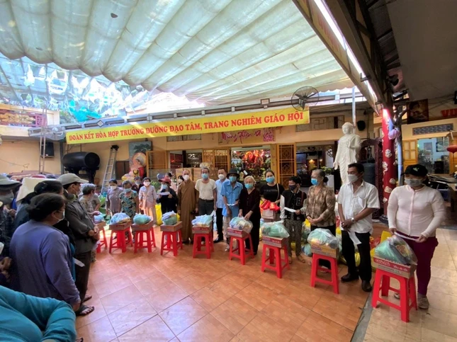 Buổi tặng quà đến người nghèo tại chùa Hồng Liên