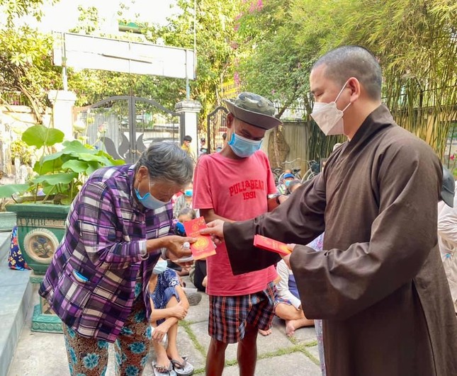 Đại đức Thích Nhuận Từ trao tiền đến những người khó khăn