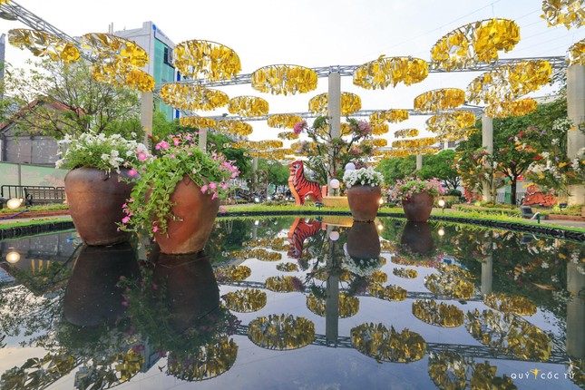 Đường hoa Nguyễn Huệ mở cửa từ 19 giờ ngày 29-1 (27 tháng Chạp) đến 17 giờ ngày 4-2 (mùng 4 Tết) - Ảnh: Ngô Trần Hải An