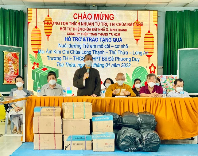 Đại đức Thích Nhuận Từ phát biểu trong buổi lễ trao quà tại Mái ấm Kim Chi