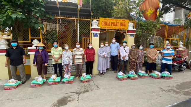 Ni sư Thích nữ Như Phương tặng quà đến các gia đình có hoàn cảnh khó khăn