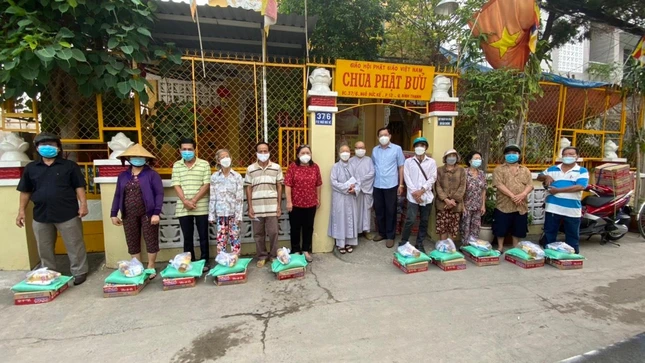 Ni sư Thích nữ Như Phương tặng quà đến các gia đình có hoàn cảnh khó khăn