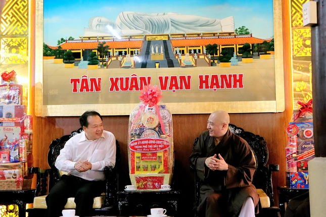 Hòa thượng Thích Huệ Thông đón tiếp phái đoàn