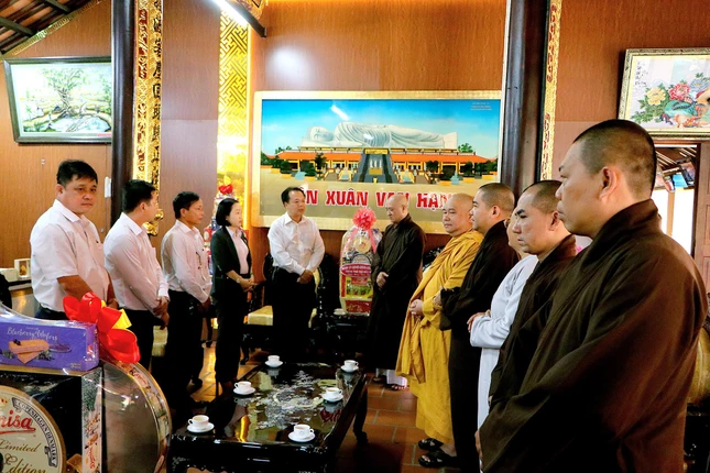 Quang cảnh buổi chúc Tết của lãnh đạo TP.Thủ Dầu Một tại tổ đình Hội Khánh