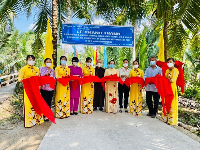 Lễ bàn giao cầu, đường bê-tông tại Bến Tre