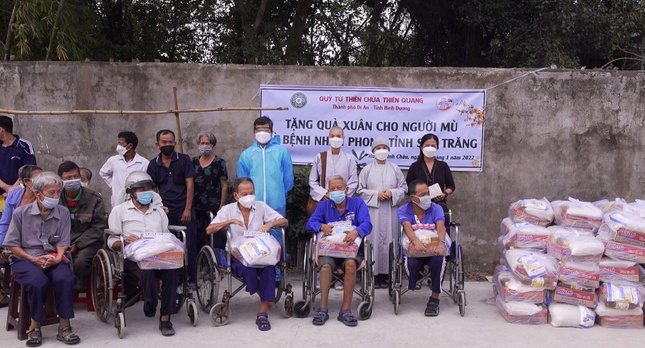 Đại diện chùa Thiên Quang trao quà tại tỉnh Sóc Trăng