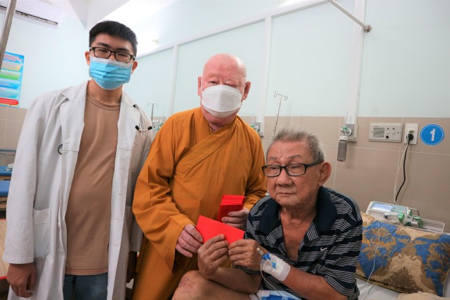 Thượng tọa Thích Duy Trấn đến thăm và lì xì cho từng bệnh nhân