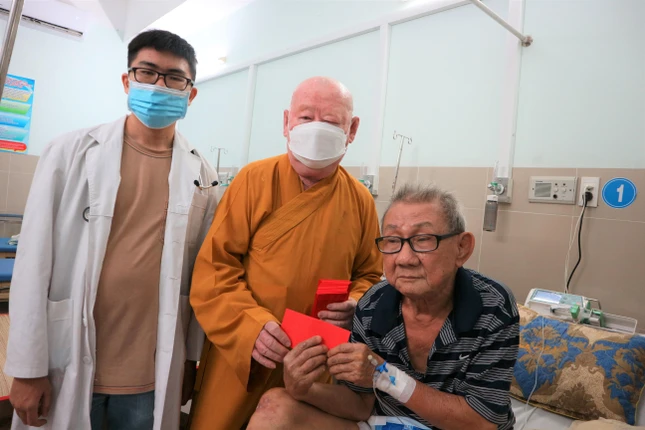 Thượng tọa Thích Duy Trấn đến thăm và lì xì cho từng bệnh nhân