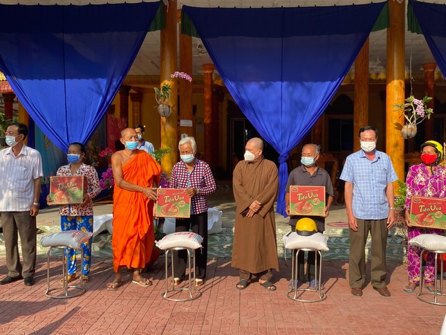 Bà con đến nhận quà tại chùa Cà Nhung