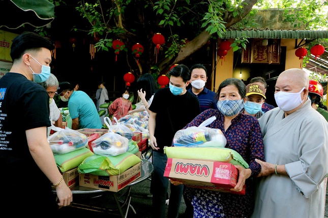 Sư cô Thích nữ Diệu Hòa tận tay trao quà đến người dân