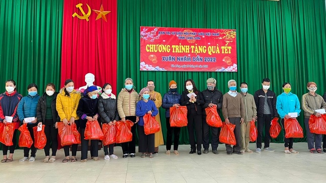 Đại đức Thích Bản Chung, Phó ban Trị sự GHPGVN tỉnh Lạng Sơn trao quà đến người dân