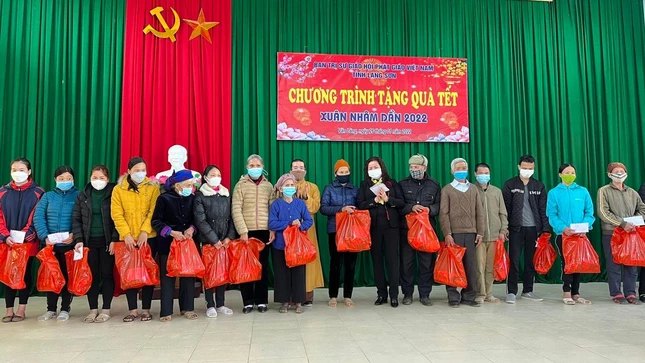 Đại đức Thích Bản Chung, Phó ban Trị sự GHPGVN tỉnh Lạng Sơn trao quà đến người dân