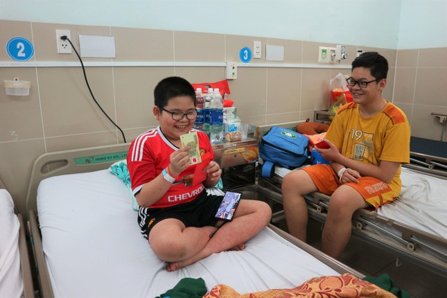 Bé Phúc và Lộc vui mừng vì "Con ở bệnh viện đón Tết nhưng vẫn được lì xì"