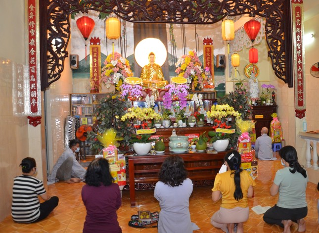 Chư Tăng và Phật tử lễ Phật, khai kinh đầu năm