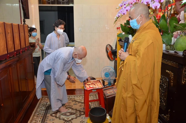 Phật tử thỉnh lộc xuân đầu năm