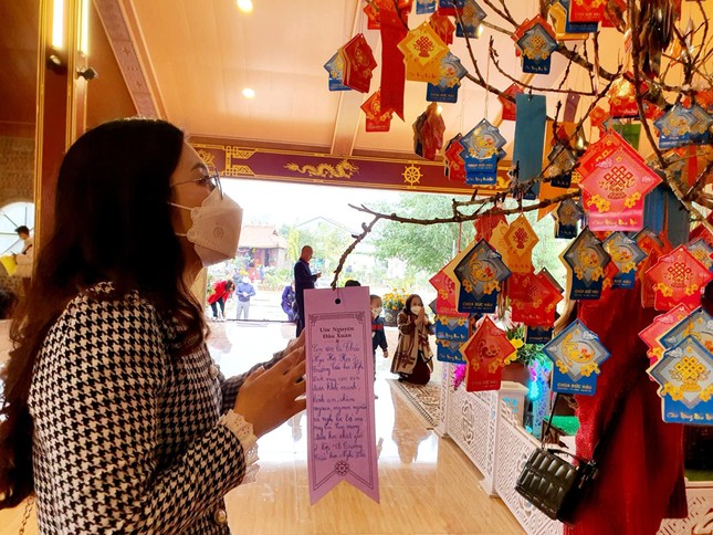 Những lời ước nguyện đầu năm được người dân gửi gắm tại chùa Đức Hậu Những lời ước nguyện đầu năm được người dân gửi gắm tại chùa Đức Hậu