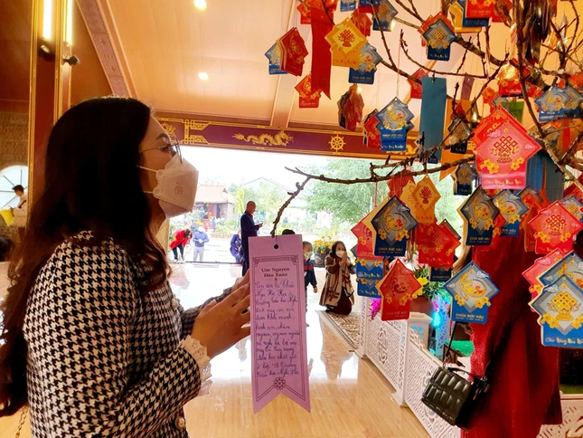 Những lời ước nguyện đầu năm được người dân gửi gắm tại chùa Đức Hậu