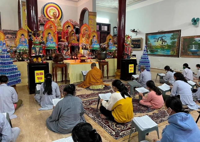 Đại chúng đồng tụng kinh Dược Sư tại chùa Linh Bửu Đại chúng đồng tụng kinh Dược Sư tại chùa Linh Bửu