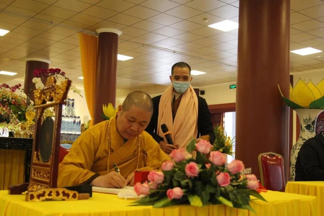Thượng tọa Thích Thọ Lạc khai bút tại chùa Diệc